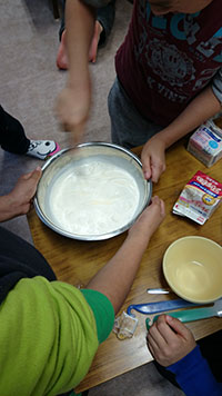 長久手北学童 ケーキ作りのクリーム作り…なかなか大変